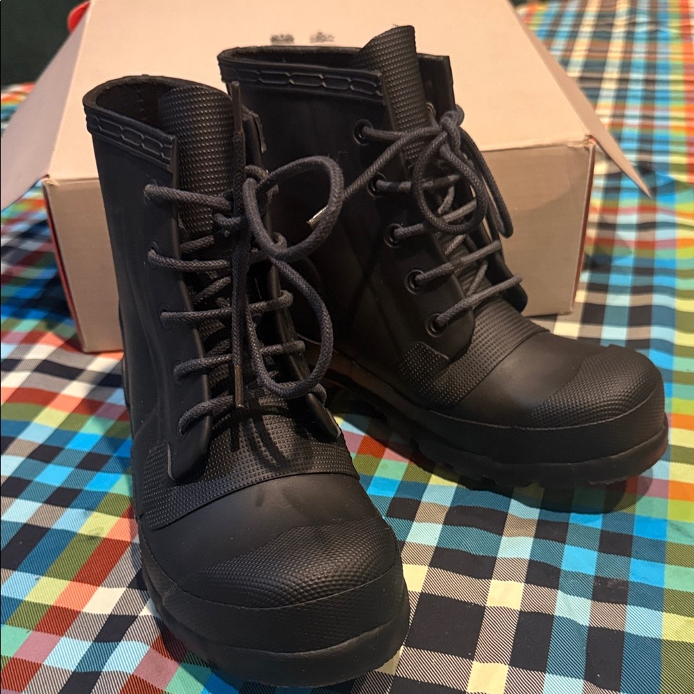 Hunter Classic Black Sz 5. Great Condition w/Box.